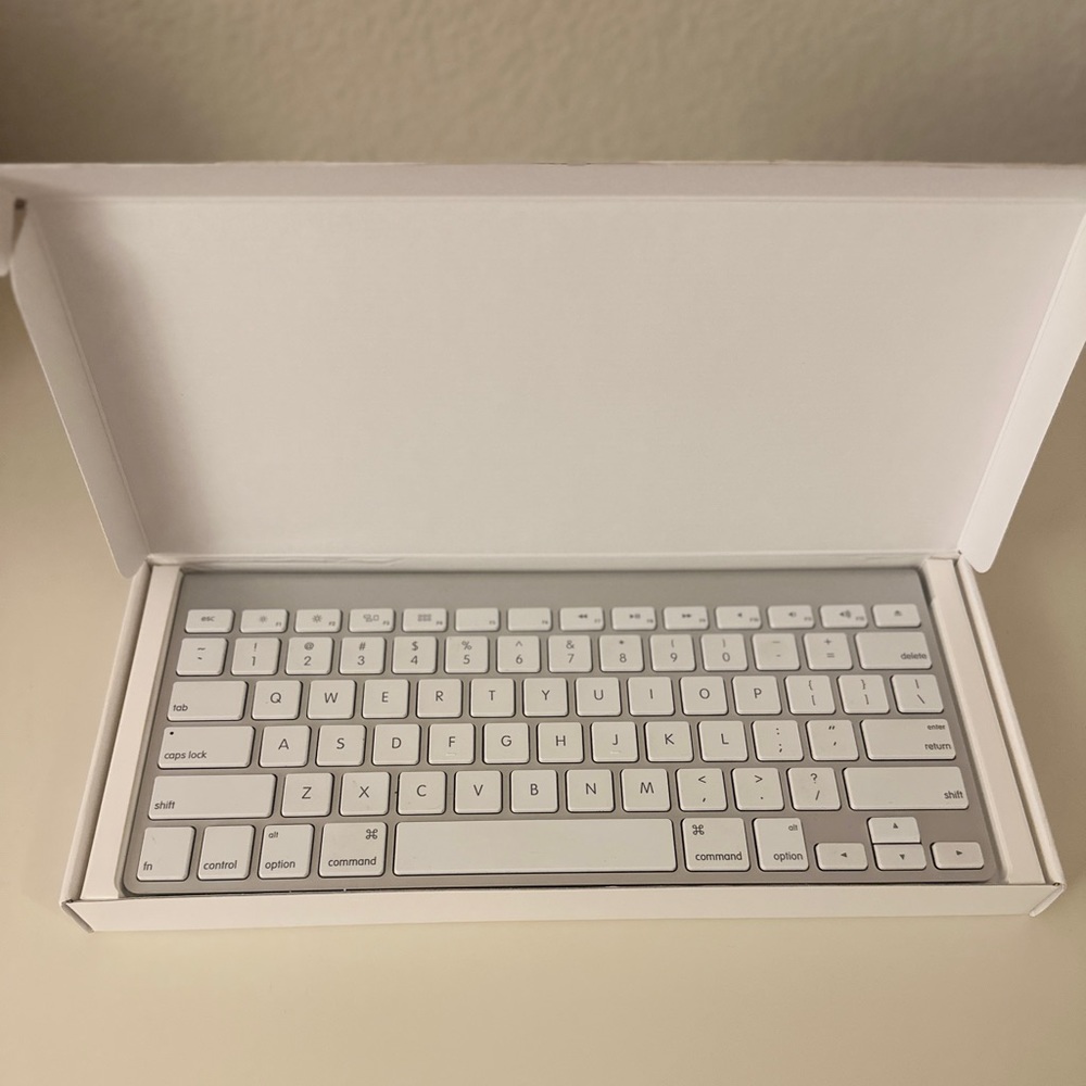 Apple Wireless Magic Keyboard - Picture 4 of 6